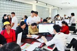 [Chùm ảnh] Tân sinh viên nhộn nhịp nhập học