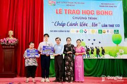 T&acirc;n sinh vi&ecirc;n ngh&egrave;o nhận học bổng hơn 221 triệu đồng