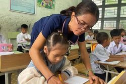 Giúp học sinh dân tộc thiểu số làm quen tiếng Việt