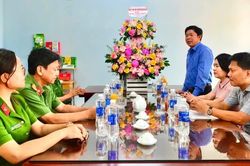 L&atilde;nh đạo phường Quy Nhơn thăm, ch&uacute;c mừng C&ocirc;ng an tỉnh Gia Lai