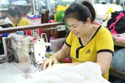 Gi&uacute;p phụ nữ yếu thế vươn l&ecirc;n
