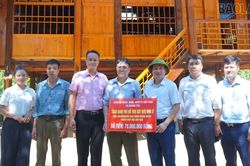 Khánh Yên trao kinh phí hỗ trợ làm mới, sửa chữa nhà ở cho 25 hộ là con đẻ của người hoạt động kháng chiến bị nhiễm chất độc hóa học