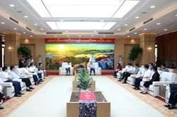 B&iacute; thư Tỉnh ủy Dương Quốc Huy tiếp x&atilde; giao l&atilde;nh đạo Đại học Th&aacute;i Nguy&ecirc;n