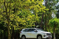 Toyota Innova Cross 2026: Giá lăn bánh mới nhất tháng 8 và thông số chi tiết 3 phiên bản