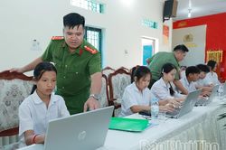 Công an xã Hùng Việt đồng hành cùng em khám phá tri thức số - Vững bước tương lai