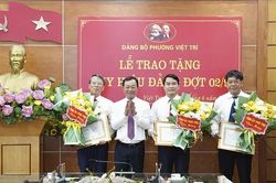 Phó Bí thư Thường trực Tỉnh ủy Bùi Văn Quang dự Lễ trao tặng Huy hiệu Đảng đợt 2/9