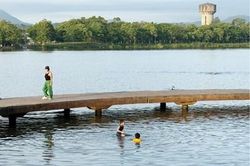Để trẻ an toàn dưới nước