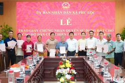 Trao giấy chứng nhận quyền sử dụng đất cho 19 hộ dân từ Chiến dịch 'Thứ Bảy hồng'