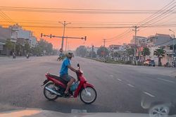 Bẻ lái tránh xe máy cắt ngang giao lộ, ô tô gây tai nạn cho xe phía sau