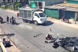 Tai nạn giao thông 18/8: Xe bán tải hất văng xe máy đang qua đường, 2 người nhập viện