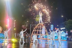 Carnival Nghệ An bừng sáng trong đêm mưa