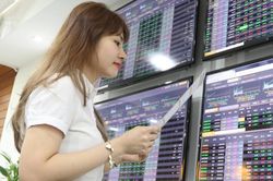 Chứng khoán phái sinh ngày 18/8: Dòng tiền chuyển dần sang hợp đồng tháng 9