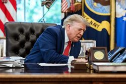 &Ocirc;ng Trump n&oacute;i lệnh phong tỏa Eo biển Hormuz 'rất hiệu quả'