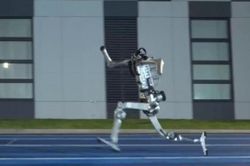 Trung Quốc: Robot h&igrave;nh người ph&aacute; kỷ lục tốc độ của Usain Bolt
