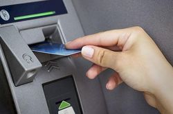 Cần cân nhắc kỹ việc rút tiền mặt từ thẻ tín dụng