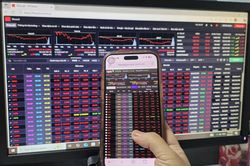 VN-Index xanh điểm, cổ phiếu đỏ s&agrave;n vẫn chiếm ưu thế