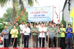 Cụm thi đua số 2 - Bộ C&ocirc;ng an sửa chữa cầu giao th&ocirc;ng n&ocirc;ng th&ocirc;n ở Cần Thơ