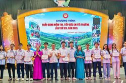 Hội Khuyến học Th&aacute;i Nguy&ecirc;n trao học bổng 'Thắp s&aacute;ng niềm tin, tiếp sức em tới trường'