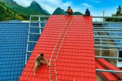 Những người l&iacute;nh qu&acirc;n h&agrave;m xanh tr&ecirc;n c&ocirc;ng trường x&acirc;y dựng trường nội tr&uacute; bi&ecirc;n giới ở L&agrave;o Cai