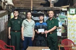 Trao kinh ph&iacute; hỗ trợ con liệt sĩ v&agrave; 'Con nu&ocirc;i đồn bi&ecirc;n ph&ograve;ng' trước thềm năm học mới