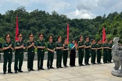 Đoàn công tác Quân ủy Trung ương, Bộ Quốc phòng dâng hương Đền thờ Chủ tịch Hồ Chí Minh tại Khu di tích QGĐB Pác Bó
