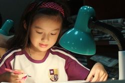 Tại sao trẻ con có thể nhớ một bài hát rất lâu nhưng lại quên bài học vừa học hôm qua?