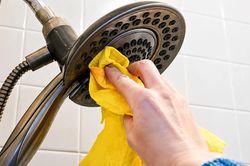 Vòi sen dùng lâu nước chảy yếu: Thử ngay 3 cách làm sạch cặn bẩn, giúp nước chảy đều hơn