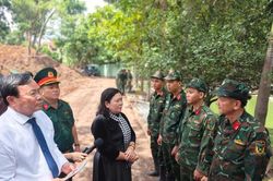 L&atilde;nh đạo tỉnh T&acirc;y Ninh d&acirc;ng hương tại c&ocirc;ng vi&ecirc;n L&ecirc; Thị Ri&ecirc;ng, thăm hỏi lực lượng t&igrave;m kiếm, quy tập h&agrave;i cốt liệt sĩ