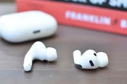 Apple lộ AirPods gắn camera qua bản thử nghiệm macOS 26.7