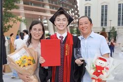 Từng đi h&aacute;t mong thay thận cho mẹ, ch&agrave;ng trai g&acirc;y sốt khi ph&aacute;t biểu tốt nghiệp