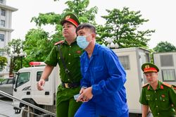 Hình ảnh dẫn giải cựu Thứ trưởng Nguyễn Bá Hoan tới tòa