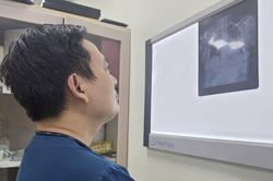 Vợ bệnh nh&acirc;n xin b&aacute;c sĩ c&aacute;ch điều trị ung thư 'nhanh nhất, tốt nhất, rẻ nhất'