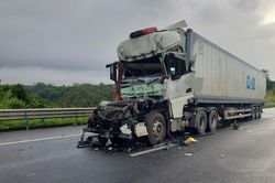 Hai xe container va chạm trên cao tốc, một tài xế tử vong