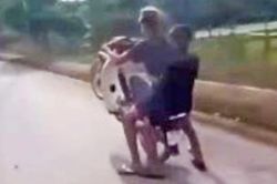 Thiếu niên 15 tuổi bốc đầu xe máy bị tịch thu phương tiện