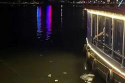 Người tr&ecirc;n thuyền rồng n&eacute;m lon bia, vứt r&aacute;c xuống s&ocirc;ng Hương: Xử phạt chủ thuyền