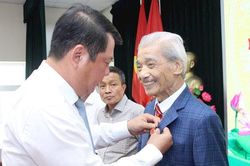Đảng bộ phường Giảng V&otilde; trao Huy hiệu Đảng cho 147 đảng vi&ecirc;n