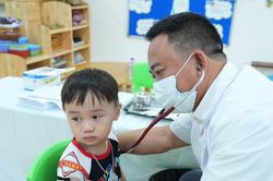 X&atilde; Gia L&acirc;m tổ chức kh&aacute;m sức khỏe định kỳ cho trẻ em