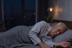 Sau 60 tuổi nên ngủ bao nhiêu tiếng mỗi ngày là tốt nhất?