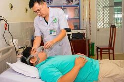 Người đ&agrave;n &ocirc;ng ngưng thở 130 lần/giờ khi ngủ