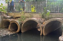 Sống cạnh kênh nước bốc mùi, người dân phải đeo khẩu trang khi ngủ
