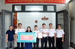 V&ugrave;ng 5 Hải qu&acirc;n b&agrave;n giao 3 'nh&agrave; đồng đội' cho qu&acirc;n nh&acirc;n kh&oacute; khăn