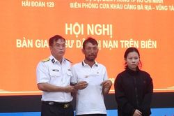Hải đoàn 129 Hải quân bàn giao ngư dân gặp nạn cho gia đình