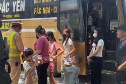 Xe kh&aacute;ch 19 chỗ 'nhồi' 67 người, dự kiến phạt 124,5 triệu đồng