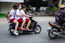 Phụ huynh kh&ocirc;ng thể 'l&agrave;m ngơ' khi con chưa đủ điều kiện l&aacute;i xe