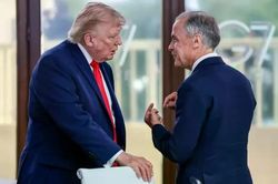 Tổng thống Trump ho&atilde;n &aacute;p thuế 50% đối với Canada v&agrave;o ph&uacute;t ch&oacute;t