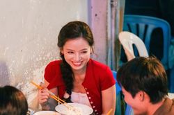 'Lên hương' đặt tình thân trước những lựa chọn khó khăn