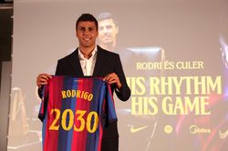 Barcelona công bố 'bom tấn' Rodri