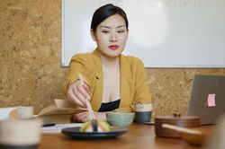 Điều nhân viên không nên nói với sếp trong bữa trưa