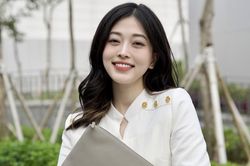 Á hậu Phương Nga: 'Tôi trưởng thành hơn sau khi đọc sách'