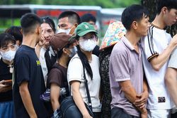 Xếp hàng mua vé xem tuyển Việt Nam đấu Malaysia